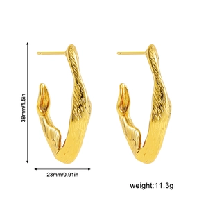 Detailed size and weight view of C-shaped hammered gold titanium steel earrings