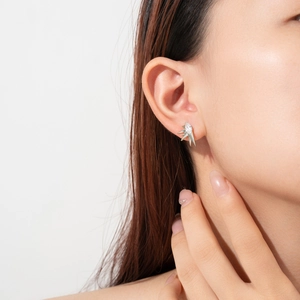 Clou d'oreille minimaliste en argent sterling S925 marquise porté sur le lobe