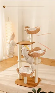 Dreistöckiger Kratzbaum mit geflochtenen Nestern und Sisalstämmen für Katzen