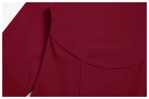 Dettaglio delle cuciture curve e del tessuto liscio sul set sportivo rosso scuro