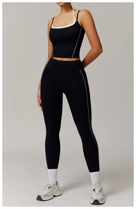 Détail de l'ensemble de yoga noir avec liserés blancs sur le haut licou et le legging haut