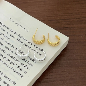 Minimalist 925 sterling silver gear-style C-shaped hoop earrings in gold and silver finish