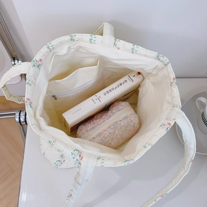Sac fourre-tout matelassé à fleurs de grande capacité avec imprimé floral et poches internes
