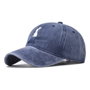 Berretto da baseball in cotone blu lavato con ricamo coniglietto bianco e visiera curva
