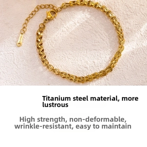 Détail de la chaîne tressée en acier titane plaqué or 18k avec fermoir et logo S.STEEL