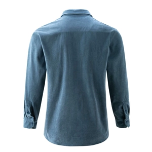 Dettaglio del retro di una camicia in velluto a coste slim fit color celeste