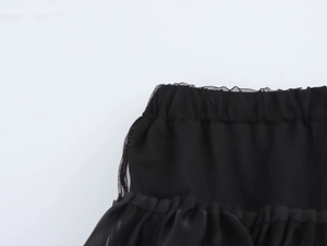 Dettaglio della vita in tulle nero che mostra la trama del tessuto a rete elastica