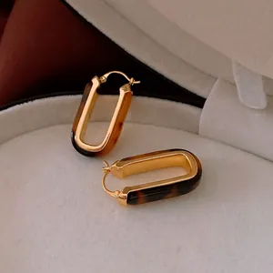 Orecchini a forma di U placcati in oro con intarsio in resina leopardata vintage