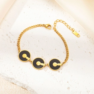 Elegante collana in acciaio al titanio dorato con pendenti tondi neri su seta bianca