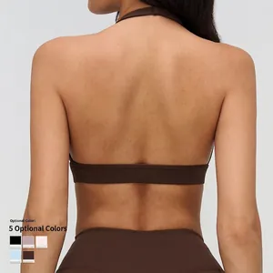 Reggiseno yoga marrone con incrocio sulla schiena e scollo a V su modella