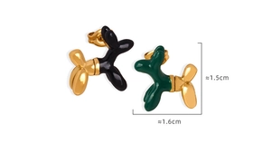 Detail of colorful balloon dog stud earrings with precise size dimensions in centimeters
