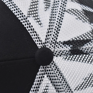 Détails macro du mesh à motif de cocotier et des coutures de la casquette de baseball