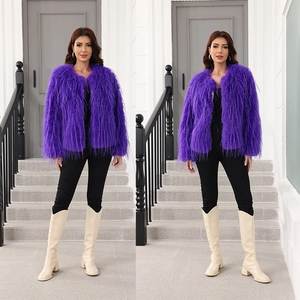 Détail macro d'une veste courte en fausse fourrure de renard violette à poils longs
