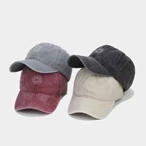 Vue macro de quatre casquettes de baseball vintage avec broderies soleil et lune