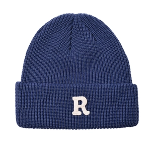 Berretto in maglia blu scuro invernale con ricamo lettera R bianca su sfondo bianco