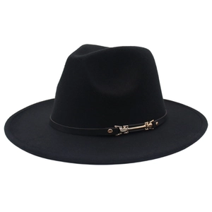 Vue latérale d'un chapeau fedora en laine noire avec ceinture fine et boucle métallique