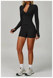Détail de l'ensemble de yoga noir sans couture avec col montant et fentes pour les pouces
