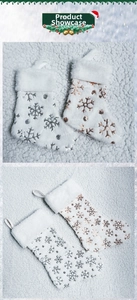 Dettaglio calze di Natale in peluche bianco con fiocchi di neve in paillettes argento e oro