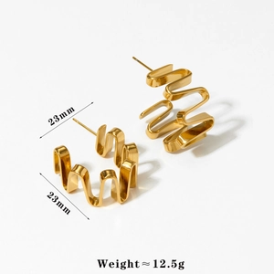 Detailansicht goldener Wellenohrringe mit 23 mm Größe und 12,5 g Gewicht auf weißem Grund