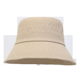 Détail d'un chapeau bob beige avec motif géométrique en diamant et coutures de précision