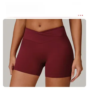 Détail du short de yoga à taille croisée bordeaux foncé montrant la coupe galbante