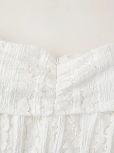 Gros plan sur le dos de la robe en dentelle blanche avec fermeture éclair invisible