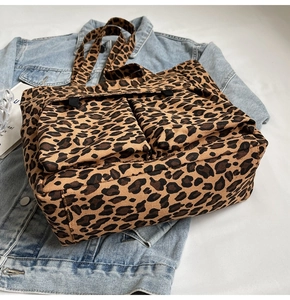 Detailansicht der Canvas-Tragetasche mit Leopardenmuster und zwei großen Vordertaschen