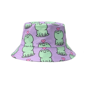 Purple frog fisherman hat with cute green cartoon print and heart details for sun protection
