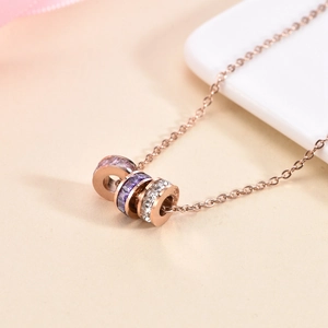 Collier carillon à trois anneaux en acier rose gold avec cristaux violets élégants