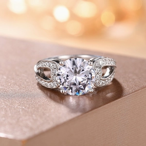 Bague en argent et zircon avec pierre centrale ronde et détails évidés en forme de cœur