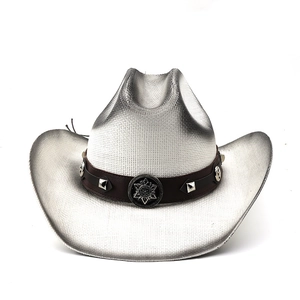 Chapeau de cowboy argenté métallisé avec ceinture en cuir marron et boucle soleil rétro