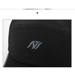 Détail du tissu noir respirant de la casquette de baseball avec logo narason et vague grise