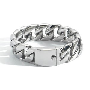 Détail d'un bracelet à maillons cubains en argent poli avec un fermoir rectangulaire robuste