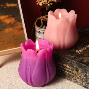 Dettaglio di candele a forma di tulipano rosa e viola con trama di petali realistici