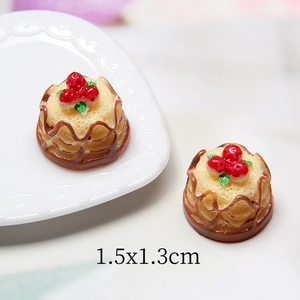 Miniature resin cream cake toy 1.5x1.3cm with red berry for dollhouse DIY projects
