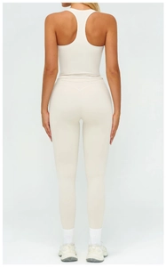 Vue macro du legging de yoga taille haute avec couture en V et tissu évacuant l'humidité