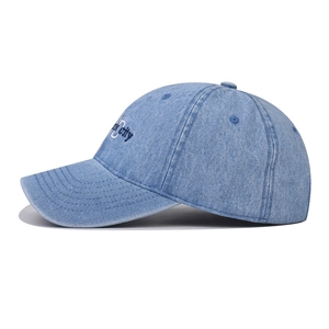 Detailansicht der 'Your City' Stickerei auf der Vintage-Denim-Baseballkappe