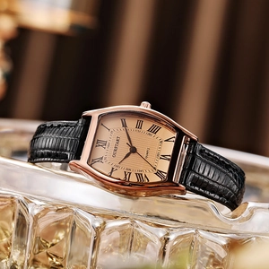 Détail d'une montre tonneau avec chiffres romains et cadran texturé couleur champagne