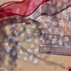 Stickers ongles relief 3D aux motifs floraux blancs et lunes sur fond chaleureux élégant
