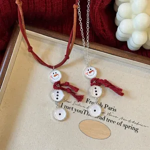 Collier pendentif bonhomme de neige avec écharpe rouge et cordon en velours