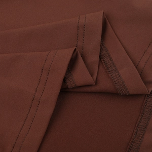 Détail de couture à double aiguille et texture sur la robe en maille marron à épaules nues