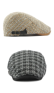 Detail van tweed pet met textuur en verstelbare lederen zijband met metalen gesp