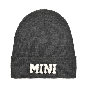 Dettaglio del berretto in maglia grigio scuro per bambini con ricamo MINI in peluche bianco