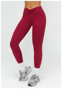 Vue détaillée du legging de yoga bordeaux à taille haute avec fessier froncé