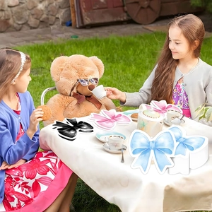 Charming bow-shaped paper plates for birthday party table decoration in park setting