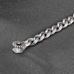Punk Silber-Edelstahl-Kettenarmband mit geprägtem Blumen-Schneckenverschluss-Detail