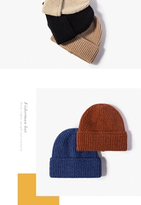Dettaglio dei berretti in maglia a coste in beige, nero, blu e marrone in lana spessa