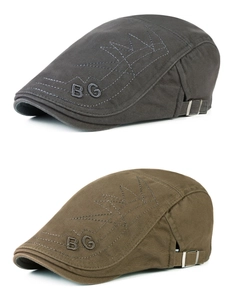 Detail van katoenen flat caps met borduursel en verstelbare metalen gesp aan de achterkant
