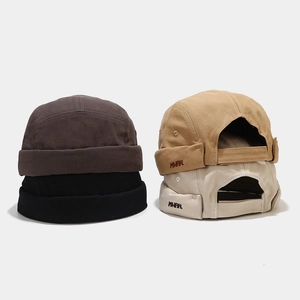 Bonnets Miki tendance en coton quatre couleurs avec broderie et sangle ajustable