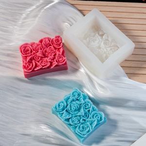 Vista macro dello stampo rettangolare in silicone con rose 3D per candele fai da te